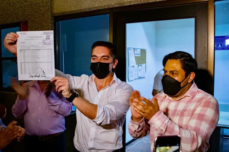 Junto con los miembros de su planilla, Salazar se registró como candidato a la alcaldía de Torreón.