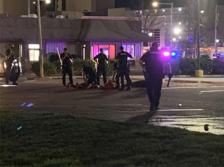 La Policía de esa ciudad costera del sureste de Virginia estaba patrullando el paseo marítimo al filo de la medianoche cuando escuchó 'múltiples disparos' y encontró varios heridos, explicaron los agentes en un comunicado la madrugada del sábado.
(TWITTER)
