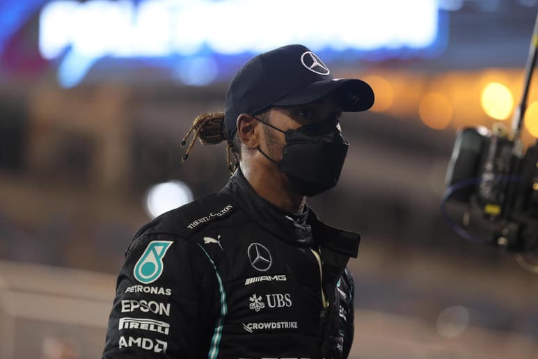 Lewis Hamilton (Mercedes), siete veces campeón mundial y segundo en la sesión de clasificación del Gran Premio de Baréin disputada este sábado, admitió que era 'lo mejor que podía hacer' frente al neerlandés Max Verstappen (Red Bull), ganador de la 'pole position'. (EFE)