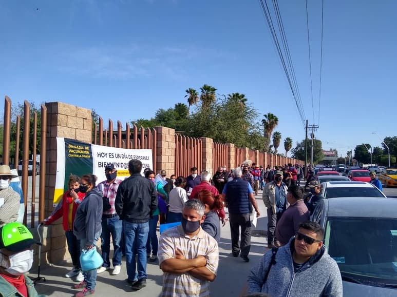 Solo están permitiendo el acceso a adultos mayores de 80 años con previo registro, cita y que demuestren con algún documento oficial que su año de nacimiento es de 1941 hacia arriba. (EL SIGLO DE TORREÓN)