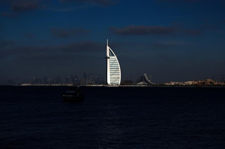 La empresa Group 42, con sede en Emiratos Árabes Unidos (EAU), lanzará la primera línea de fabricación de la vacuna anticovid fabricada por China en un país del Golfo en el marco de una visita del ministro de Exteriores chino, Wang Yi, al país. (ARCHIVO)