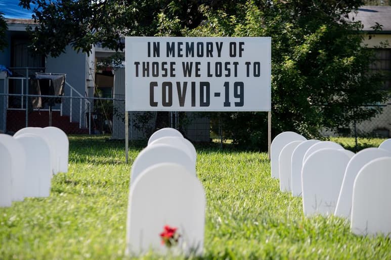 Una vez que Estados Unidos sobrepasó el umbral de las 100,000 muertes por COVID-19, todas las que vinieron después se podrían haber 'mitigado o rebajado considerablemente', según la excoordinadora del grupo de trabajo de la Casa Blanca contra el coronavirus, Deborah Birx. (ARCHIVO)