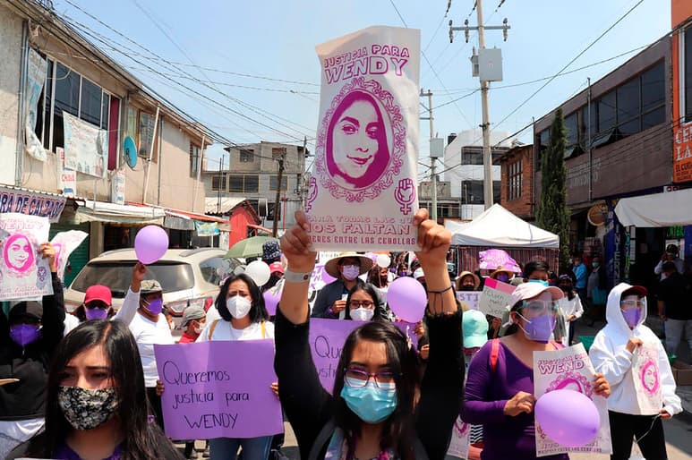 El Estado de México sumó 26 feminicidios en el primer bimestre de este año en que mantiene el primer sitio en este delito en el país, de acuerdo a cifras del Secretariado Ejecutivo del Sistema Nacional de Seguridad (SESNSP). En tanto, en Xonacatlán, cientos de niñas, mujeres y pobladores marcharon para exigir justicia para Wendy Yoselín, la menor de edad que apareció muerta en un canal de aguas negras el lunes 22 de marzo, dos días después de que su familia la reportó como desaparecida. (ARCHIVO)