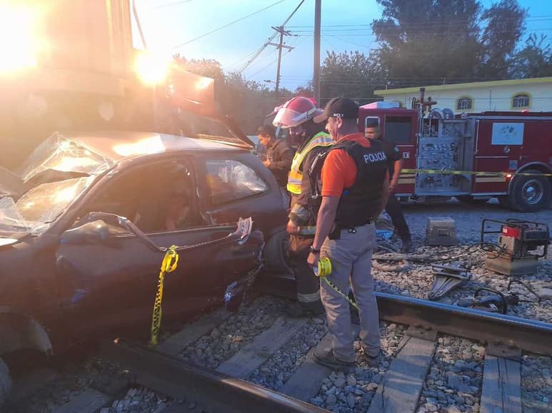 Al no lograr ganarle el paso, el auto fue impactado por el tren y arrastrado aproximadamente un kilómetro hasta el ejido Florida, del municipio de Francisco I. Madero. (EL SIGLO DE TORREÓN)