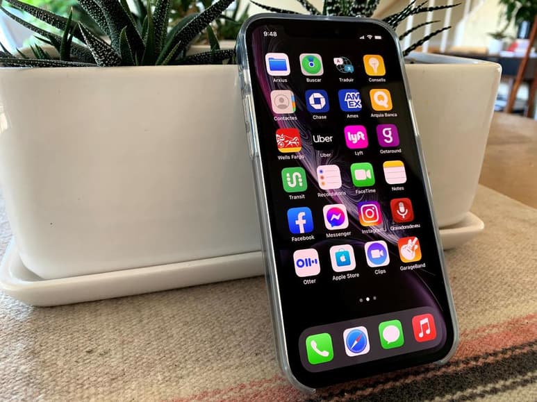 Las autoridades brasileñas impusieron al gigante tecnológico Apple una multa de 10.5 millones de reales (casi dos millones de dólares) por vender el iPhone sin cargador y por publicidad engañosa en relación a la resistencia al agua de sus aparatos, informaron fuentes oficiales. (ARCHIVO)