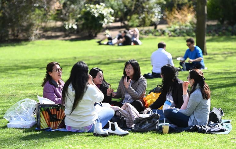 Inglaterra empieza desde este lunes a relajar sus férreas restricciones para contener la pandemia, dando luz verde a encuentros sociales al aire libre de hasta seis personas y a los deportes en el exterior. (EFE)