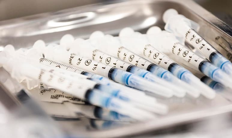 Los residentes del estado de Nueva York mayores de 30 años serán elegibles para recibir la vacuna contra el coronavirus a partir del martes, y todas las personas de más de 16 años podrán ser inoculadas desde el 6 de abril, anunció el gobernador Andrew Cuomo el lunes. (ARCHIVO)