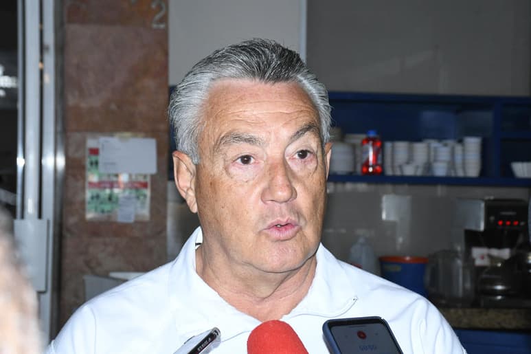 Gutiérrez precisó que pese a los reclamos de la ciudadanía, el trabajo de los oficiales de Tránsito y Vialidad de Torreón es solamente de apoyo y prevención de percances, además de que los mismos agentes no están facultados para entregar información sobre la vacunación, la logística o el orden que se debe seguir en las filas de espera, tanto en el Tecnológico de la Laguna como en Coliseo Centenario.
(ARCHIVO)