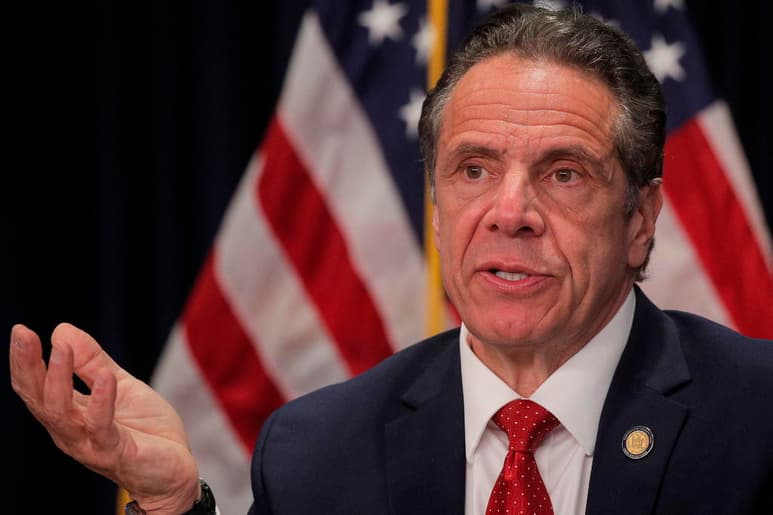 Una mujer del norte del estado de Nueva York aseveró el lunes que el gobernador neoyorquino Andrew Cuomo la tomó del rostro y besó su mejilla en el hogar de ella durante una inspección de los daños causados por las inundaciones, siendo la acusación más reciente hecha al gobernador de conducta inapropiada. (ARCHIVO)