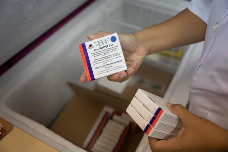 Venezuela recibió este lunes otras 50,000 dosis de la vacuna rusa Sputnik V contra la COVID-19, con lo que al país ya han llegado, desde el pasado febrero, 250,000 unidades de este tipo, de los 10 millones acordados con Rusia, informó el Gobierno venezolano. (ARCHIVO)
