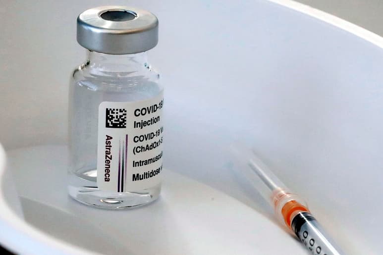Canadá suspenderá el uso de la vacuna de Oxford-AstraZeneca contra el coronavirus en personas menores a 55 años debido a las preocupaciones de que pudiera estar relacionada con la formación de trombos. (ARCHIVO)