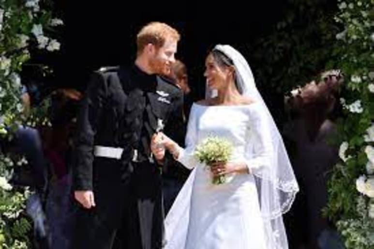 Luego de la controversia que el príncipe Harry y Meghan Markle provocaron tras asegurar que, días antes de la boda real, ellos se casaron frente al arzobispo de Canterbury en el patio trasero de su casa, ahora son los mismos duques los que han salido a desmentir sus declaraciones. (Especial) 