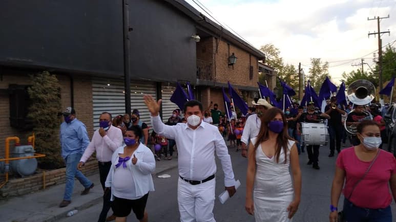 Acompañado de su familia y simpatizantes que portaron vestimenta con colores blanco y morado, además de una tambora, el ciudadano Lorenzo Menera Sierra acudió a las instalaciones del Comité municipal del Instituto Electoral de Coahuila (IEC); para registrar su candidatura independiente en búsqueda de la presidencia municipal de ésta ciudad fronteriza. (RENÉ ARELLANO)