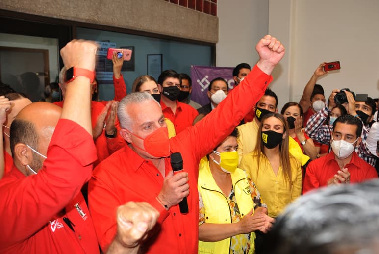 El candidato del PRI a la alcaldía de Torreón, Román Cepeda, acudió ayer a las 11 a.m. al IEC a presentar su registro. (FERNANDO COMPEÁN)