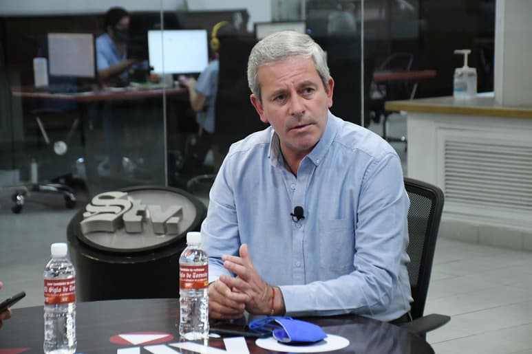 El candidato a la alcaldía, Marcelo Torres Cofiño, charló ayer con El Siglo a través de Facebook Live. (FERNANDO COMPEÁN)