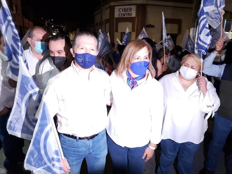 Acompañada de familiares, amigos, militantes y simpatizantes del PAN, manifestó que acudió a realizar el trámite correspondiente para su registro para la alcaldía de su querido Piedras Negras, además de manifestar estar lista y preparada para representar las causas ciudadanas, de los jóvenes, de las mujeres, un gobierno ciudadano y un gobierno cercano.
(EL SIGLO DE TORREÓN)