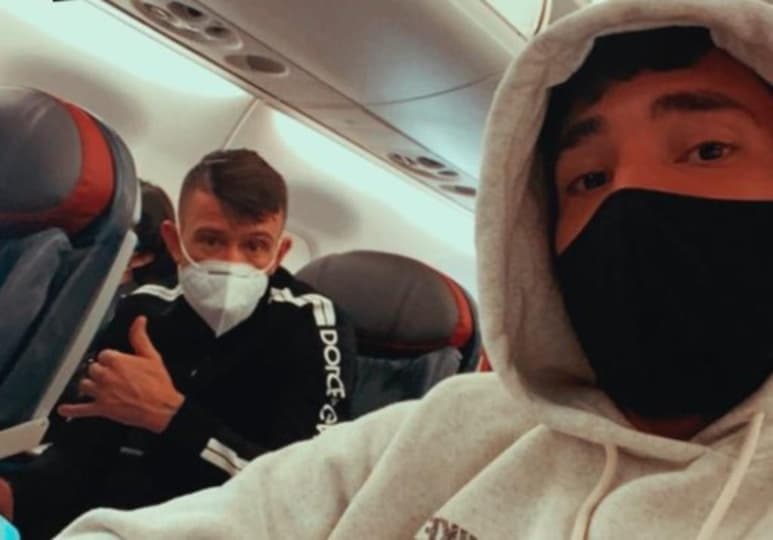 La mañana de este martes, Fernando Gorrián y Brian Lozano aparecieron en redes sociales posando a bordo de un avión y con destino a su natal Uruguay. (ESPECIAL)