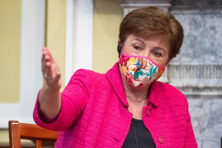 La directora gerente del Fondo Monetario Internacional, Kristalina Georgieva, dijo el martes que las perspectivas para el crecimiento global han mejorado desde enero con la ayuda del paquete de rescate estadounidense de 1,900 millones de dólares. Pero advirtió que los avances desiguales en la campaña contra la pandemia podrían poner en peligro las mejoras económicas. (ARCHIVO)