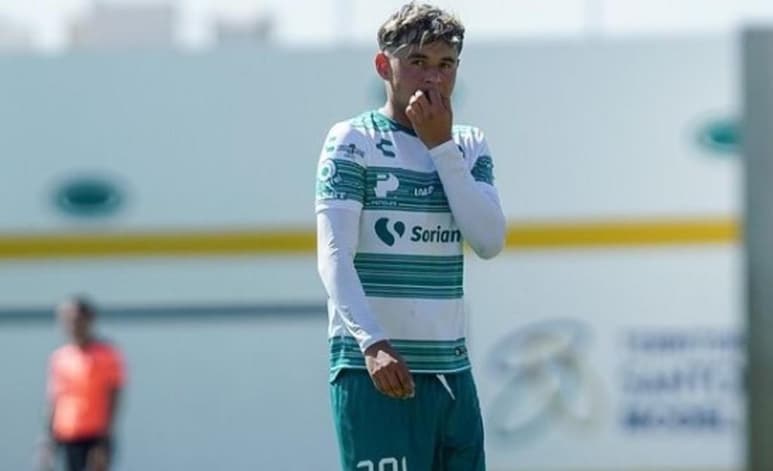 El mediocampista de Santos Laguna, Edgar Games, será evaluado por los especialistas de las selección mexicana tras sufrir una lesión durante un partido en la Ciudad de México. (ESPECIAL)