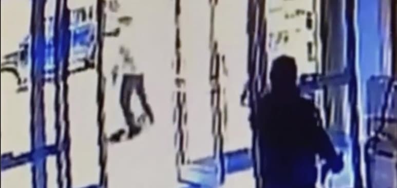Una mujer asiático-estadounidense fue atacada en la ciudad de Nueva York por un hombre que la pateó reiteradamente mientras dos personas que estaban cerca y parecían ser guardias de seguridad no intervinieron, de acuerdo con video de seguridad dado a conocer por la policía. (ESPECIAL)