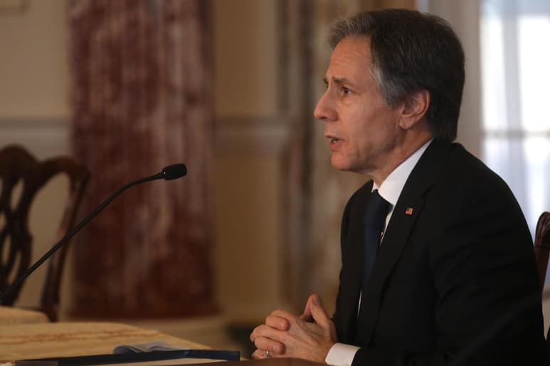 En un fuerte rechazo a políticas de la era Trump, el secretario de Estado Antony Blinken el martes eliminará formalmente una medida promovida por su predecesor para limitar la defensa de derechos humanos por Estados Unidos en el extranjero a causas favorecidas por los conservadores, como libertad religiosa y asuntos de propiedad, al tiempo que ignoraban los derechos reproductivos y de la comunidad LGBTQ. (ARCHIVO)