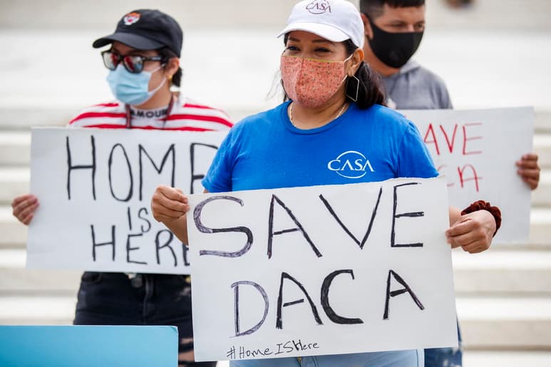 Un juez federal se abstuvo de fallar el martes en un caso estrechamente observado sobre la suerte del programa de Acción Diferida para los Llegados en la Infancia (DACA por sus siglas en inglés), que otorga protecciones limitadas a cientos de miles de inmigrantes traídos a Estados Unidos en la infancia. (ARCHIVO)