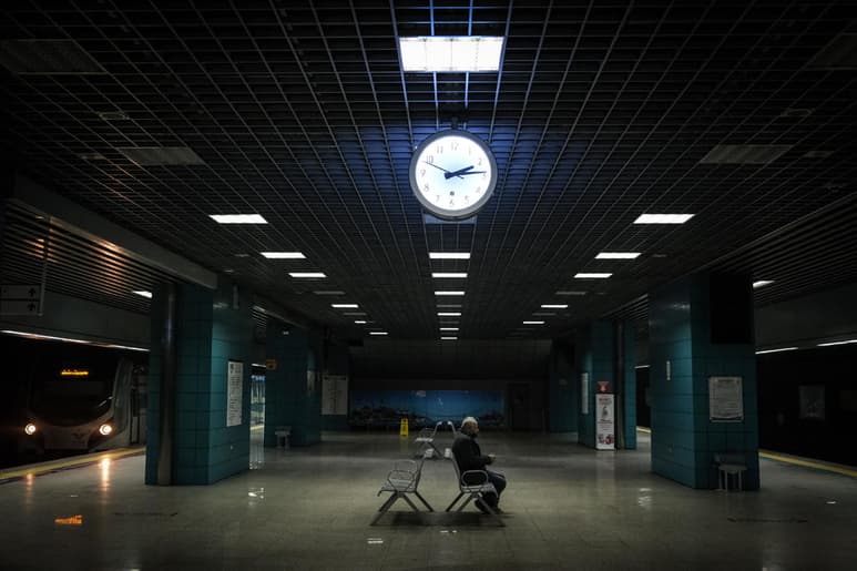 Turquía volverá a implementar confinamientos durante los fines de semana en la mayoría de sus provincias y también impondrá restricciones en torno al mes sagrado musulmán del ramadán, luego de registrar un fuerte aumento de casos de coronavirus. (ARCHIVO)