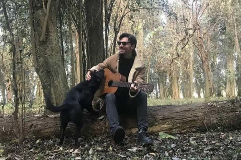 Manuel Onís huyó de la pandemia y ello le ayudó a inspirarse para escribir las canciones de su nuevo disco. El cantante se aisló junto a su familia en una provincia de Argentina que le dio el espacio para componer sin el caos mundial que sucedía en su natal, Buenos Aires, Argentina. (Especial)