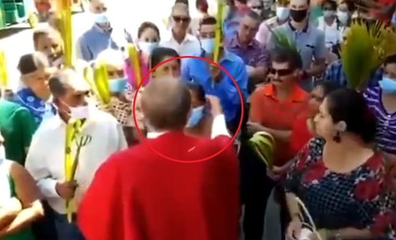 El sacerdote aseguró 'que el cubrebocas no lo va a salvar de enfermedades' (CAPTURA)