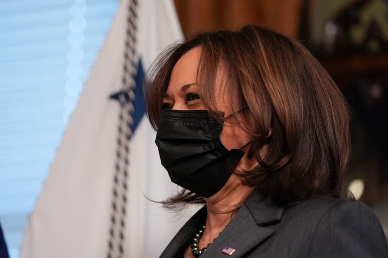 La vicepresidenta de Estados Unidos, Kamala Harris, encargada de la Casa Blanca para frenar la migración y de coordinarse con Centroamérica, conversó este martes con el presidente de Guatemala, Alejandro Giammattei. (EFE)