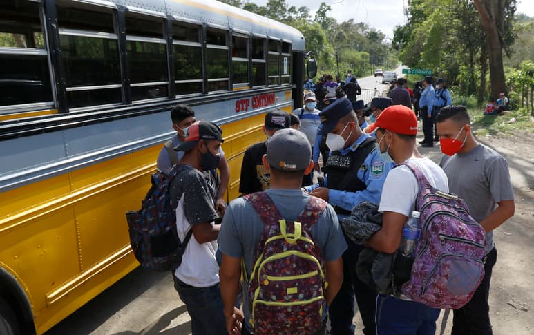 México y Guatemala han adoptado recientemente medidas más estrictas contra esas caravanas, presionados por EUA. (AP)
