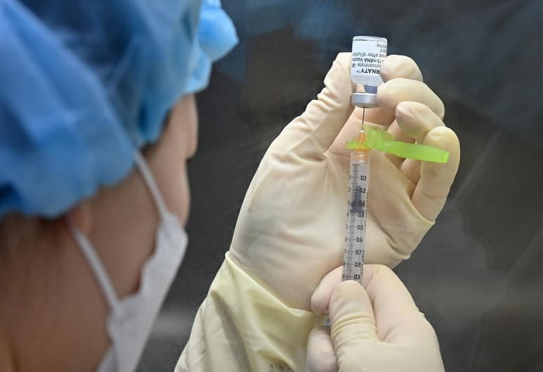 La vacuna contra la COVID-19 de Pfizer-BioNTech tiene una efectividad demostrada del 100 % en adolescentes de entre 12 y 15 años, según los resultados de un ensayo en fase 3 en 2,260 individuos, comunicaron este miércoles ambas empresas. (ARCHIVO) 
