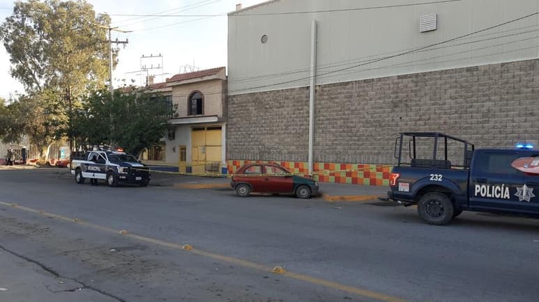 Hasta el exterior de la tienda 'Esmeralda' ubicada en la calle Morelos entre Francisco Sarabia y Mutualismo, de la zona Centro de Gómez Palacio, arribaron los agentes de seguridad quienes a bordo de un vehículo de la marca Chevrolet, línea Chevy, color rojo, con placas de circulación del estado de Durango, ubicaron al hombre fallecido, mismo que a simple vista no presentaba lesiones.
(EL SIGLO DE TORREÓN)