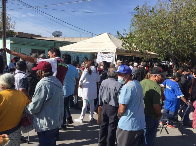 En cuanto a las aglomeraciones comentó que han acudido personas de otras colonias, a las que se les ha indicado que esperen a su módulo correspondiente.
(EL SIGLO DE TORREÓN)