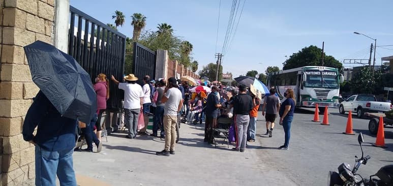 Esta mañana la fila de personas que no tienen más de 80 años empezó a la altura del segundo puente peatonal del Tec Laguna y finaliza hasta la avenida Fco. Ortiz Garza en el acceso tres.
(JESÚS GALINDO)