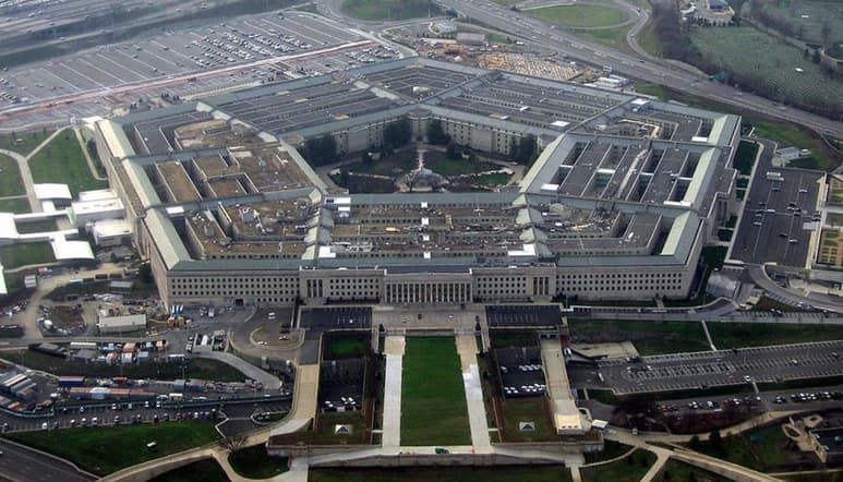 El Pentágono eliminará el miércoles políticas establecidas durante el gobierno de Donald Trump que prohibieron que personas transgénero sirviesen en las fuerzas armadas, emitiendo nuevas reglas que les ofrecen un mayor acceso a atención médica y asistencia con la transición de género, le dijeron a The Associated Press funcionarios de defensa. (ESPECIAL)