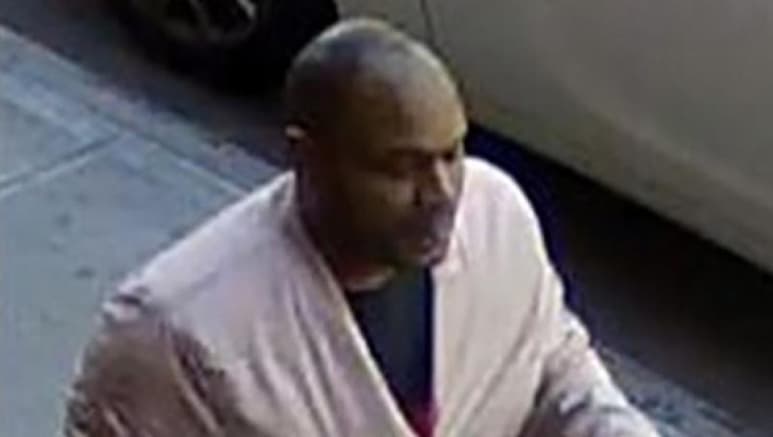 El supuesto autor de la brutal agresión racista a una mujer asiática de 65 años en pleno centro de Manhattan el pasado lunes ha sido arrestado y acusado de asalto y de un crimen motivado por el odio, informó este miércoles el Departamento de Policía de Nueva York. (ESPECIAL)