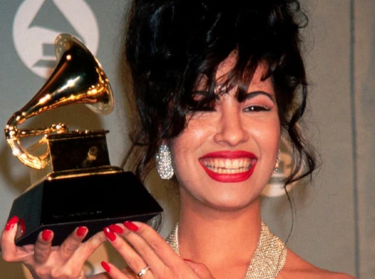 Un día como hoy, pero de 1995, se suscitó uno de los asesinatos más impactantes del medio del espectáculo. Un 31 de marzo por la mañana, la reina del Tex-mex, Selena, de 23 años de edad, murió a consecuencia de un disparo a manos de Yolanda Saldivar. (Especial)