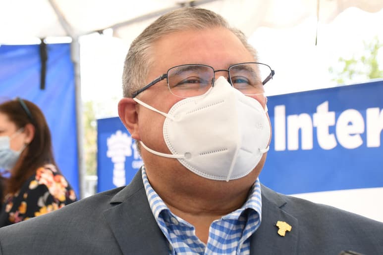 El alcalde de Torreón, Sergio Lara Galván, señaló este miércoles que deben de distribuirse responsabilidades para mejorar el proceso de vacunación COVID en la ciudad, esto en referencia a los adultos mayores que pasan varias horas bajo los rayos solares y sin la hidratación necesaria, principalmente en la célula de inoculación del Tecnológico de la Laguna.
(FERNANDO COMPEÁN)