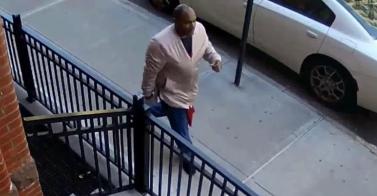 La policía arrestó esta madrugada al sujeto que atacó brutalmente a una mujer asiática en Nueva York el martes. El agresor fue identificado por medios estadounidenses como Brandon Elliot, de 38 años y quien está acusado de crimen de odio. CNN y NBC News revelaron además que en 2002 Elliot apuñaló a su madre, quien perdió la vida, y pasó 17 años en prisión. (ESPECIAL)