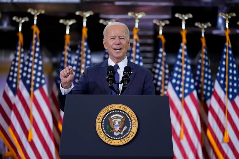 El presidente de Estados Unidos, Joe Biden, propuso este miércoles un billonario plan para renovar las infraestructuras del país, crear 'millones de empleos' y recortar las emisiones de carbono, con el objetivo de modernizar la economía estadounidense y ganar el pulso a China. (AP)