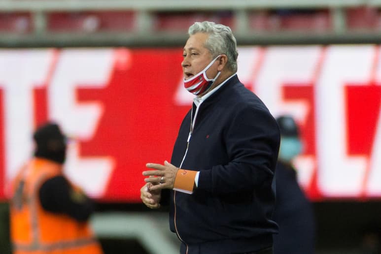 No le encuentra el técnico del Guadalajara, Víctor Manuel Vucetich, cómo regresar a su equipo a la senda de la victoria porque han trabajado muy bien, el esfuerzo colectivo ha sido grande de todos y ni así pueden meterse al camino para pelear arriba, lo cual de entrada le causa mucho problema. (ARCHIVO)
