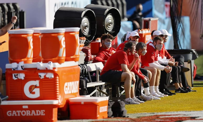 La campaña 2020, la NFL fue muy enérgica para que todos los jugadores usaran el cubrebocas cuando no estuvieran en el emparrillado. (EFE)