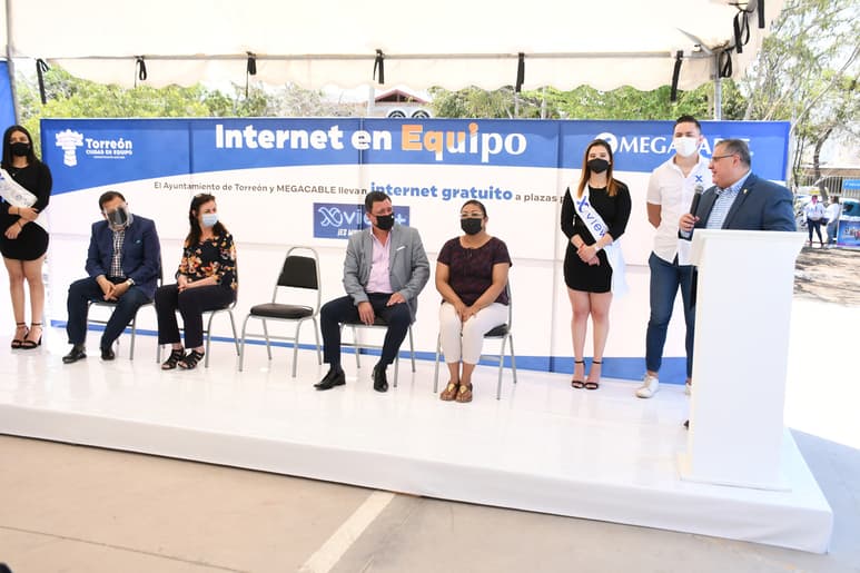 Las autoridades destacaron que se trata de un apoyo enfocado en los y jóvenes para que puedan conectarse a sus clases en línea. (FERNANDO COMPEÁN)