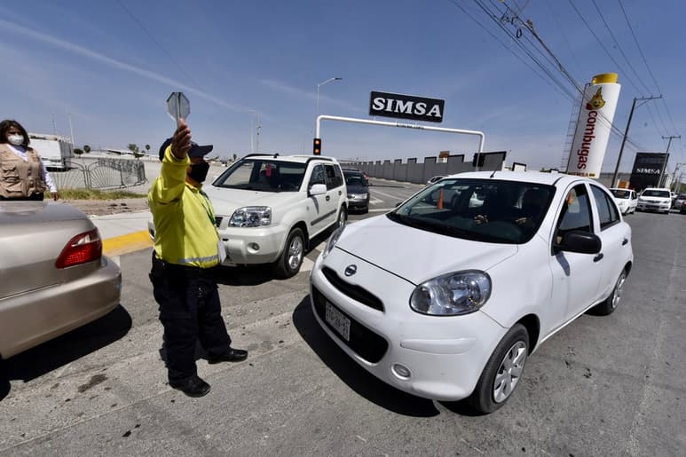 Desde las 7:00 horas en que abren sus puertas varias de las empresas en esta zona se han encontrado con este congestionamiento. (ÉRICK SOTOMAYOR)
