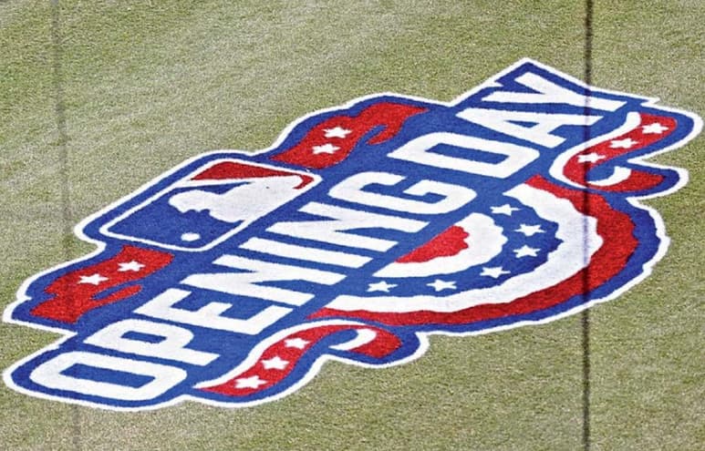 Una gran cantidad de juegos se celebrarán este jueves en todos los frentes, donde el tradicional logo de apertura, estará pintado en los diamantes. (AP)