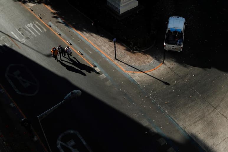 El Gobierno de Chile anunció este jueves que volverá a cerrar sus fronteras durante todo el mes de abril para tratar de contener la pandemia, que sigue batiendo récords diarios y esta jornada registró 7,830 nuevos contagios, superando el millón de casos totales. (ARCHIVO) 