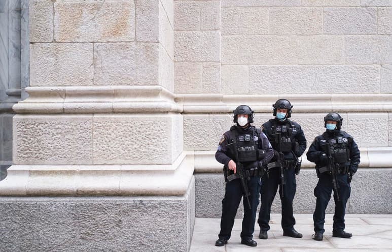 Algunos policías estatales de Nueva York comenzarán a llevar cámaras corporales durante sus recorridos, años después de que otras agencias estatales y locales del orden comenzaron a adoptar esta práctica. (ARCHIVO)
