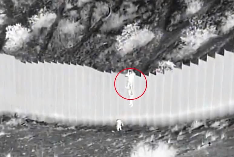 En el video se ve a las niñas ser arrojadas por un 'coyote' desde lo alto del muro hacia Nuevo México (CAPTURA)