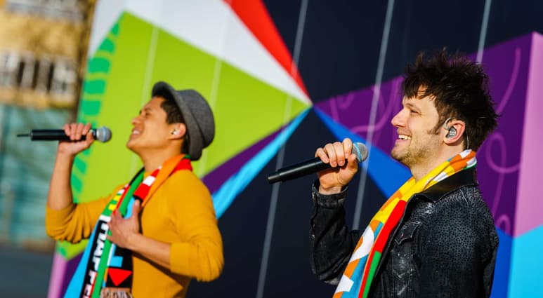 Los organizadores del Festival de la Canción de Eurovisión celebraron la noticia el jueves de que hasta 3,500 fans podrán asistir a la popular competencia de canto cuando se realice en Holanda el próximo mes. (ARCHIVO)